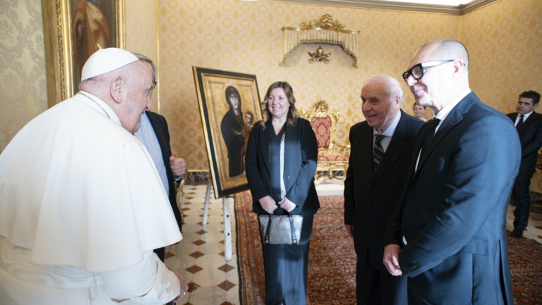 Papa Francesco omaggiato da Bottega Tifernate: la riproduzione della Salus Populi Romani raggiunge il Vaticano cover